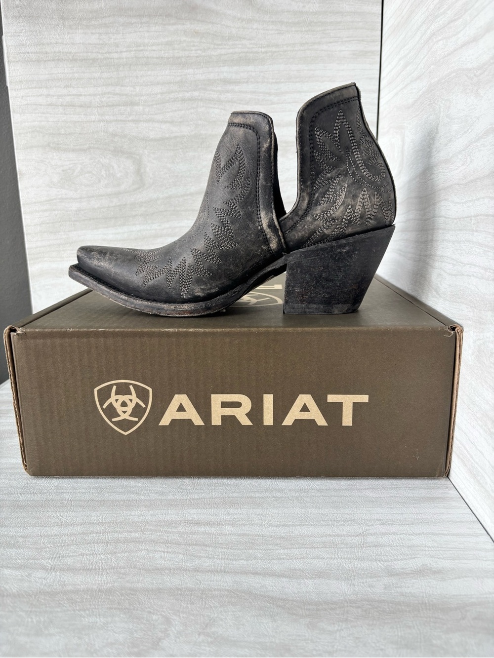 With Box Ariat Women’s Western Boots - naturally distressed black booties size 8 - Picture 14 of 16